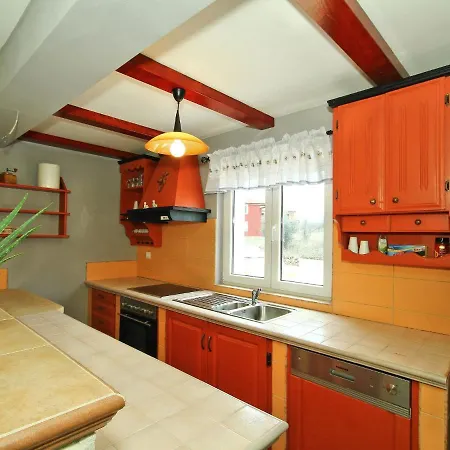 Дом отдыха Luxurious Holiday In With Swimming Pool Kastel