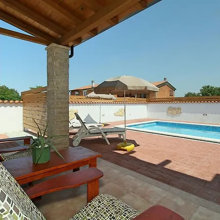Luxurious Holiday In With Swimming Pool Дом отдыха Kastel